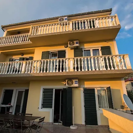 In Starigrad-paklenica 6891 Apartment